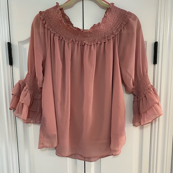 Tops - Gorgeous pink top with flowy ruffle sleeves